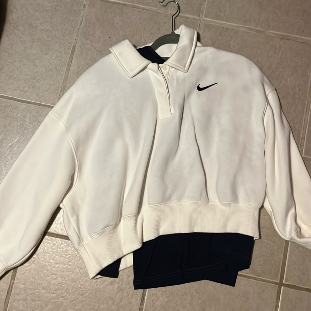 White Nike crop sweatshirt medium